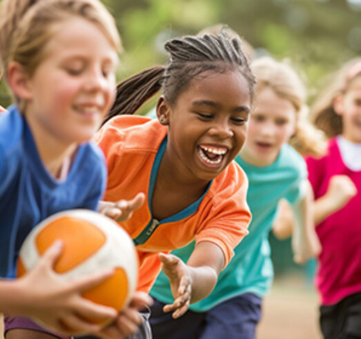 Photo d'enfants jouant au ballon