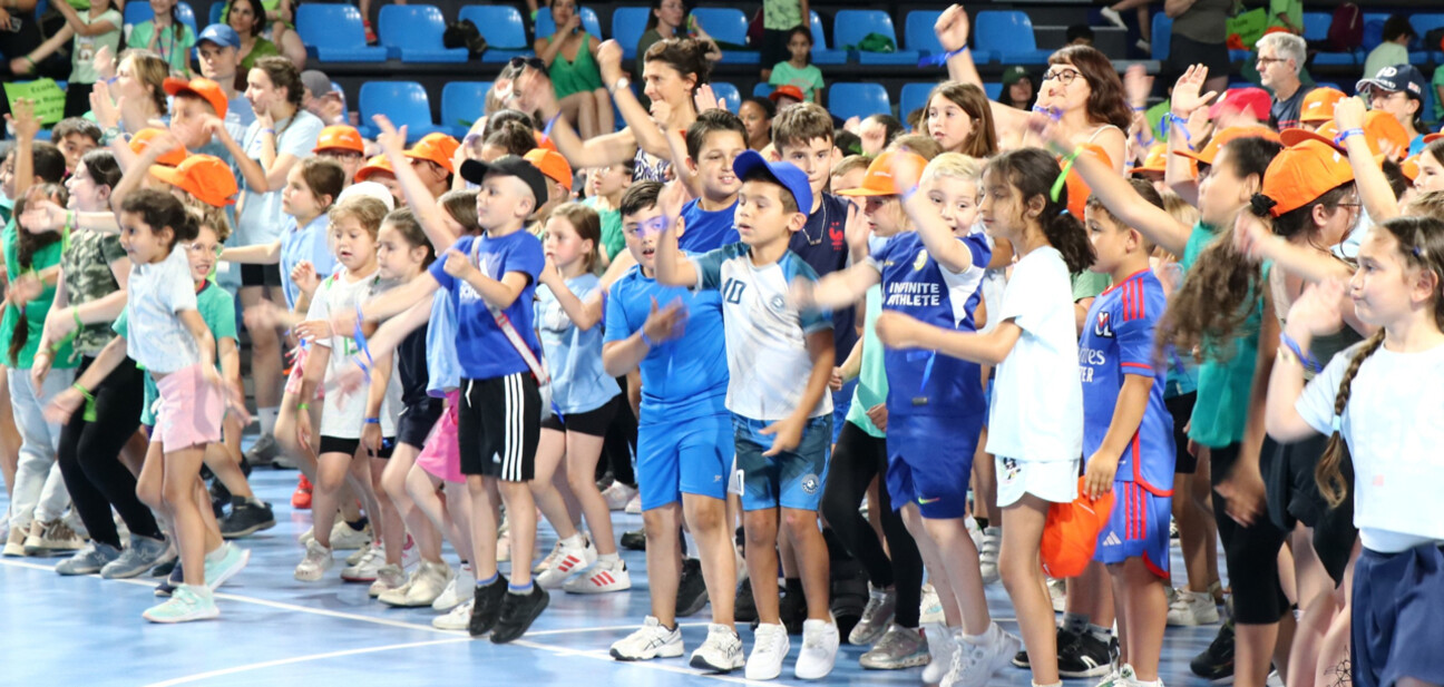 une foule d'enfants dans un gymnase participent au défi